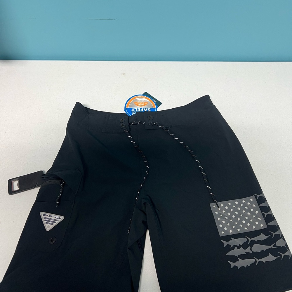 Columbia men's Performance Fishing Shorts. 30x9. w/ bottle opener